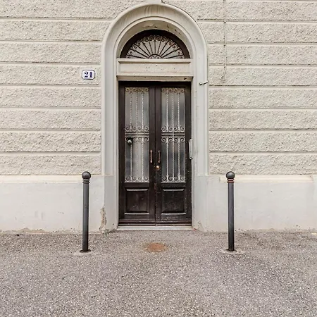 Apartment Moonlight Stylish Central, Hospital & Station Livorno